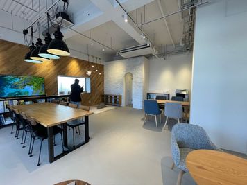４人掛けﾃｰﾌﾞﾙ - 北名古屋レンタルスペース・フラットアップ 北名古屋レンタルスペース・フラットアップ1Fの室内の写真