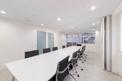 12名までゆったりと着席できる広さ - TNER（トナー） ミーティングスペース２の室内の写真