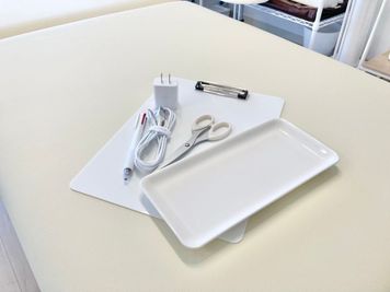 文房具、USBケーブル、バインダー、マネートレーなどあると便利な備品もご用意しました。 - space HIRO white rabbit 藤沢店 レンタルサロンの設備の写真