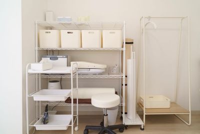 備品ラックにスッキリと整理整頓されており使いやすいレイアウトです。 - space HIRO white rabbit 藤沢店 レンタルサロンの室内の写真