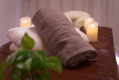 ヒートマットや大判のタオルケット、ブランケットもあるのでリラクゼーション効果も抜群です。ゆらゆらと揺れるLEDキャンドルもぜひご活用下さい！ - space HIRO white rabbit 藤沢店 レンタルサロンの室内の写真