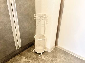 折りたたみ傘もかけられる便利な傘立て。 - space HIRO white rabbit 藤沢店 レンタルサロンの設備の写真