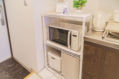 電子レンジ、電気ケトル、ミニ冷蔵庫、ティーセットもあるので、ご飲食される場合も便利です。

※ゴミは必ずお持ち帰り下さい。 - space HIRO white rabbit 藤沢店 レンタルサロンの設備の写真