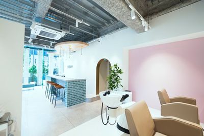 恵比寿駅近にあるお洒落なサロンとなっております✨
テレビ撮影等のご利用も可能となります📸 - Relax salon 恵比寿東口 Relax salon 恵比寿東口｜プライベートサロン💆‍♀️の室内の写真