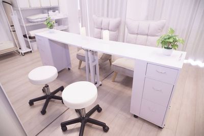 幅103.5cmの広めのネイル用テーブル。引き出しもあって重宝します。

※テーブルの引き出し下段には卓上LEDライトもあるので必要に応じてご利用下さい。 - space HIRO white rabbit 藤沢店 レンタルサロンの設備の写真