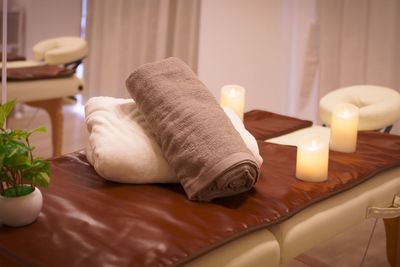 ヒートマットや大判のタオルケット、ブランケットもあるのでリラクゼーション効果も抜群です。ゆらゆらと揺れるLEDキャンドルもぜひご活用下さい！ - space HIRO white rabbit 藤沢店 レンタルサロンの室内の写真