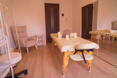 遮光カーテンと調光ライトでリラクゼーションに最適なムードも作れます。 - space HIRO white rabbit 藤沢店 レンタルサロンの室内の写真