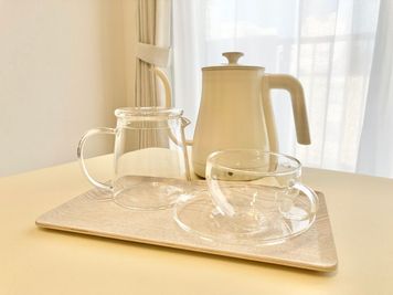 ガラスのティーセットで優雅なティータイムをどうぞ♪

※ノンカフェインティーもご用意しておりますのでご自由にお飲み下さい。 - space HIRO white rabbit 藤沢店 レンタルサロンの設備の写真