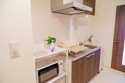 電子レンジ、電気ケトル、ミニ冷蔵庫、ティーセットもあるので、ご飲食される場合も便利です。

※ゴミは必ずお持ち帰り下さい。 - space HIRO white rabbit 藤沢店 レンタルサロンの室内の写真