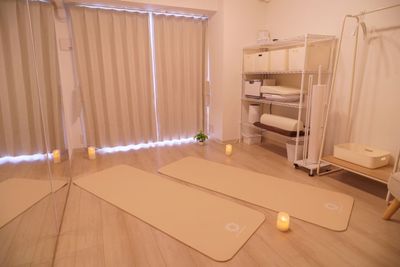 壁一面のミラーがあるのでヨガにも最適です。フラや着付にも便利です。 - space HIRO white rabbit 藤沢店 レンタルサロンの設備の写真