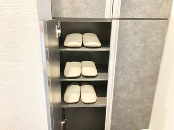 白で清潔感のあるスリッパ。 - space HIRO white rabbit 藤沢店 レンタルサロンの設備の写真