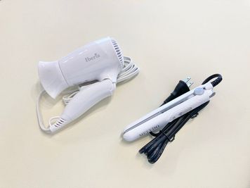施術後のくせ毛直しなどに便利なドライヤー、ヘアアイロン。 - space HIRO white rabbit 藤沢店 レンタルサロンの設備の写真