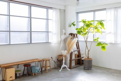 ホワイトとグレーのリバーシブル窓枠を新設！
ナングレアの窓から優しい光が差し込みます。
 - Studio PATAKA 撮影スタジオの室内の写真