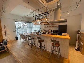 西春駅近く、駐車場完備、完全にプライベートな空間、キッチン付きで、用途に合わせて最適な配置でご利用いただけます。 - 北名古屋レンタルスペース・フラットアップ