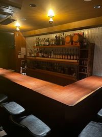 カウンター9席ご用意しております。 - アルチザン　アパートメント　八王子 【カラオケバー】BAR&SODA 八王子の室内の写真
