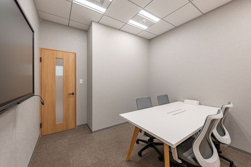 4名用完全個室会議室で大型電子モニター「MAXHUB」設置 - BIZcomfort札幌すすきの 4名用会議室の室内の写真