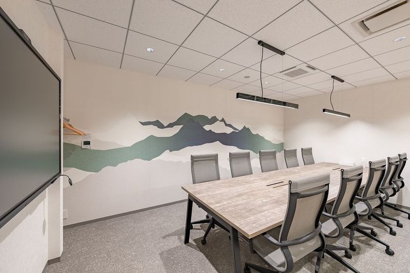 10名用完全個室会議室
超大型モニター「MAXHUB」設置 - BIZcomfort札幌すすきの 10名用会議室の室内の写真