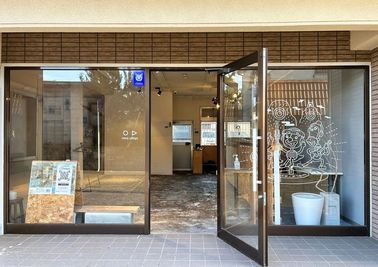 表入口。大きなガラス戸で明るいです！ - レンタルスペース『Reco:plays』 ★駅チカ★多久駅から徒歩３分程！Reco:playsの入口の写真