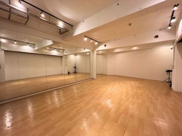 立川駅から徒歩5分！広くて綺麗なダンスレンタルスタジオ。照明は調光・調色可能なため、様々な雰囲気で撮影可能です♪ - レンタルスタジオ「STUDIO CDA TACHIKAWA」