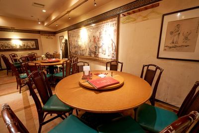 ✨【雅やかな円卓で味わう至福のひととき】✨
最大90名様収容可能！本格中華を優雅に堪能。格式ある空間が特別なひとときを演出します。 - 福招門小岩店 貸切中華ダイニング『華宴（かえん）』の室内の写真