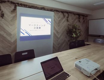 エプソン プロジェクター hdmi 液晶 3300lm XGA 2.4kg EB-E01　自立型60インチスクリーン - レンタルスペースLimone(リモーネ）新横浜 多目的スペース｜会議｜懇親会｜お着替え｜ライブの荷物置き｜推し活の室内の写真