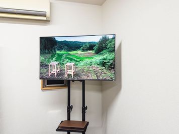 モニター　43型　 - レンタルスペースLimone(リモーネ）新横浜 多目的スペース｜会議｜懇親会｜お着替え｜ライブの荷物置き｜推し活の室内の写真