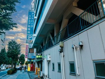 ビルすぐ横に駐車場があるため便利です。 - レンタルスペースLimone(リモーネ）新横浜 多目的スペース｜会議｜懇親会｜お着替え｜ライブの荷物置き｜推し活の室内の写真