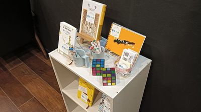 少しではありますが店主おすすめの小説やお絵かきセットなどをご用意しています。 - プライムビル2階「お昼の癒しBAR モモトキ KYOTO」 レンタルスペース（バー店舗）の室内の写真