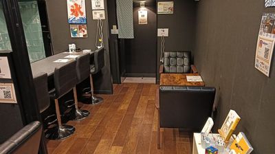 ソファーやテーブルの位置はご自由に変更していただけます。 - プライムビル2階「お昼の癒しBAR モモトキ KYOTO」 レンタルスペース（バー店舗）の室内の写真