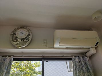 エアコン
時計 - レンタルスペース「おとなり」の設備の写真