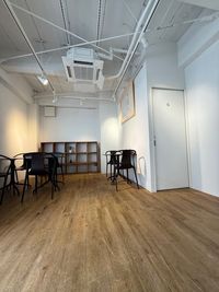 壁に設置している棚で商品などを陳列する事も出来ます - THE GOAT ギャラリー＆カフェスペース 代々木公園・奥渋谷　ギャラリー＆カフェスペースの設備の写真