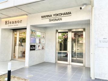 令和6年築の新しく綺麗な建物です。エントランスも美しく安心してお客様をお迎えできます。 - space HIRO white rabbit 藤沢店 レンタルサロンの外観の写真