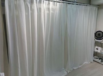 あるご利用者様から、「撮影用にホワイトバックがあると嬉しい」とありましたので、鏡を隠せるようにしました。
（2025/09/21） - レンタルスタジオ　PALETTE名古屋店 🚶名駅徒歩5分🚶レンタルスタジオ　PALETTE名古屋店の設備の写真