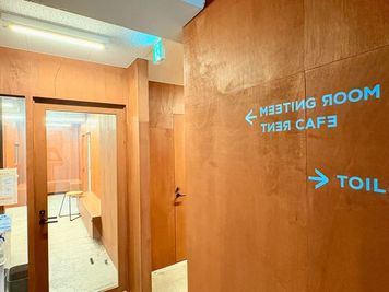 スペース入口 - TNER（トナー） オンラインミーティングルームの入口の写真