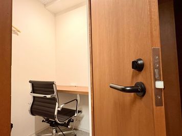施錠できるので利用中も席を離れる際も安心 - TNER（トナー） オンラインミーティングルームの室内の写真