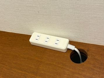 延長コードあり（無料） - TNER（トナー） オンラインミーティングルームの設備の写真