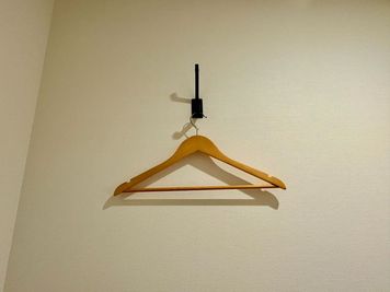 上着や荷物をかけられる - TNER（トナー） オンラインミーティングルームの室内の写真