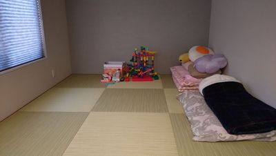 畳スペースと子供向けおもちゃ - いけもりんち 平屋一軒貸し！いけもりんちの室内の写真