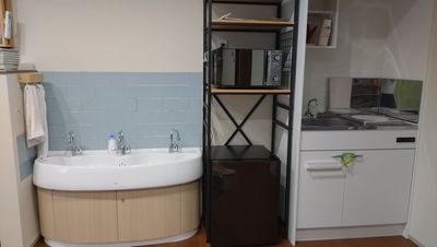 給湯スペース、電子レンジ、冷蔵庫、子供用手洗い場完備 - いけもりんち 平屋一軒貸し！いけもりんちの設備の写真