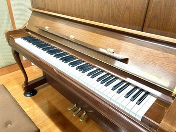 アップライトピアノ - ミュージックサロン天王寺Emu アップライトピアノ・管楽器・弦楽器防音部屋 Emu10教室の室内の写真
