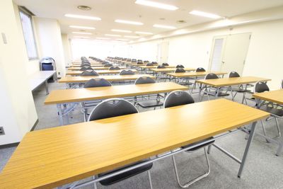 高裁前ビル 402会議室の室内の写真