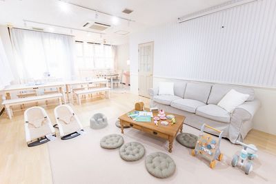 カトラリーが揃っているのでお食事も歓迎です🥂

※通常、奥からカフェテーブル、ダイニングテーブル、丸テーブル、ローテーブルの順に配置しております。 - milk party and studio池袋店 milk party and studio 池袋店（11名様〜）の室内の写真