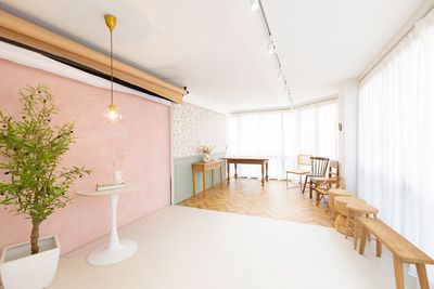 椅子やテーブルは複数ご用意✨
※小物は撮影時のみご用意しているものもあり、常設ではない場合がございます。 - milk studio 飯田橋店 milk studio 飯田橋店（11名様〜）の室内の写真