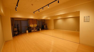 スポットライトは調光、調色可能 - レンタルスタジオaile(エール) 【大阪主要駅徒歩圏内】格安でダンスができるレンタルスタジオの室内の写真