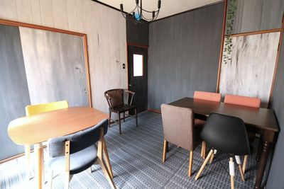 部屋の扉が古いです。開閉がスムーズにいかない場合は、お手数ですが、少し持ち上げてくださると、スムーズに開閉できます。 - みるくる 閑静な住宅街の戸建て一室・多目的スペース【Room Black】の室内の写真