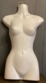 ハーフマネキン
サイズ／肩幅40・バスト74・ウエスト53・ヒップ72cm 肩厚5.5cm

１点しかございませんので、先約がある場合はご利用できません。 - みるくる 閑静な住宅街の戸建て一室・多目的スペース【Room Black】の設備の写真