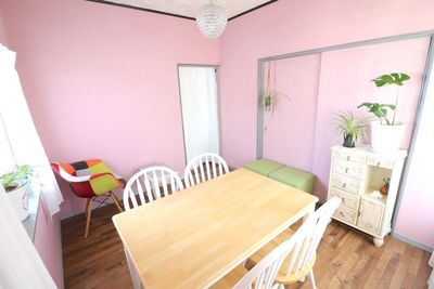 扉はなく、白いカーテンが入り口にあります。 - みるくる 閑静な住宅街の戸建て一室・多目的スペース【Room Pink】の室内の写真