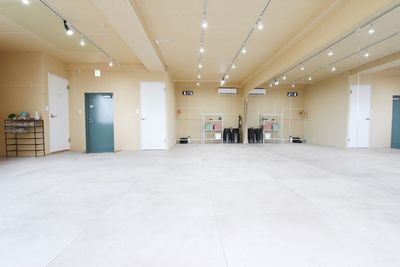 ダンスやヨガ、トレーニング等にも最適です。 - RENTALSTUDIO ACTS小平駅前  ✨【小平駅前45秒】の広々レンタルスタジオ✨の室内の写真