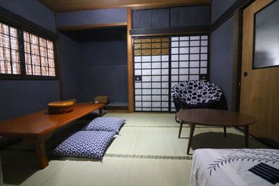 テーブル2つとラウンドチェアは折りたたみ式です。 - みるくる 閑静な住宅街の戸建て一室・多目的スペース【Room 和】の室内の写真
