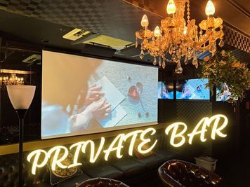 VIPカラオケルームで
広々空間を🎤🍷 - プライベートBAR KDN プライベートバーKDN #カラオケ　#女子会　#結婚式　#二次会の室内の写真